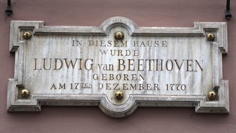 Ein Schild, das auf den Geburtsort des Komponisten Ludwig van Beethoven hinweist, hängt am Beethoven-Haus.