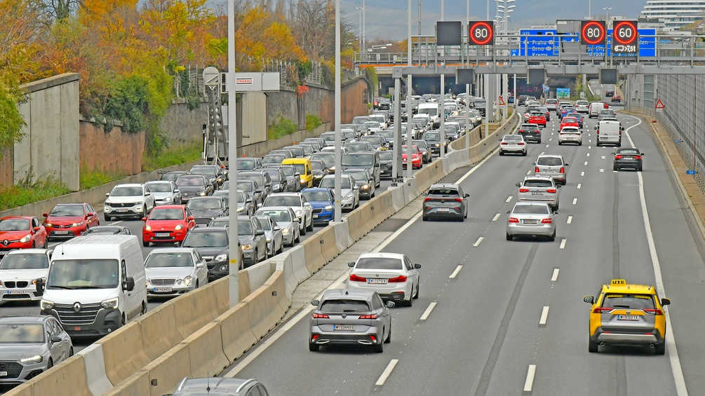 Stau auf der Donauufer Autobahn A22, E49 beim Knoten Kaisermühlen.