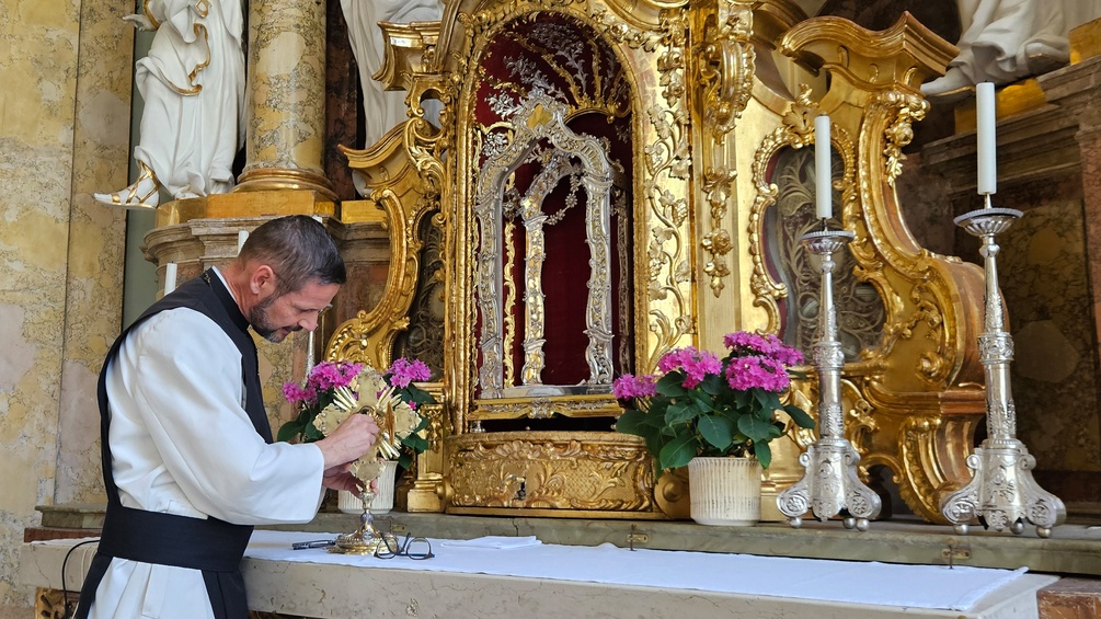 ORF/MARKUS VEINFURTER Altar der Heilig-Blut-Kapelle – samt Reliquiar & Abt