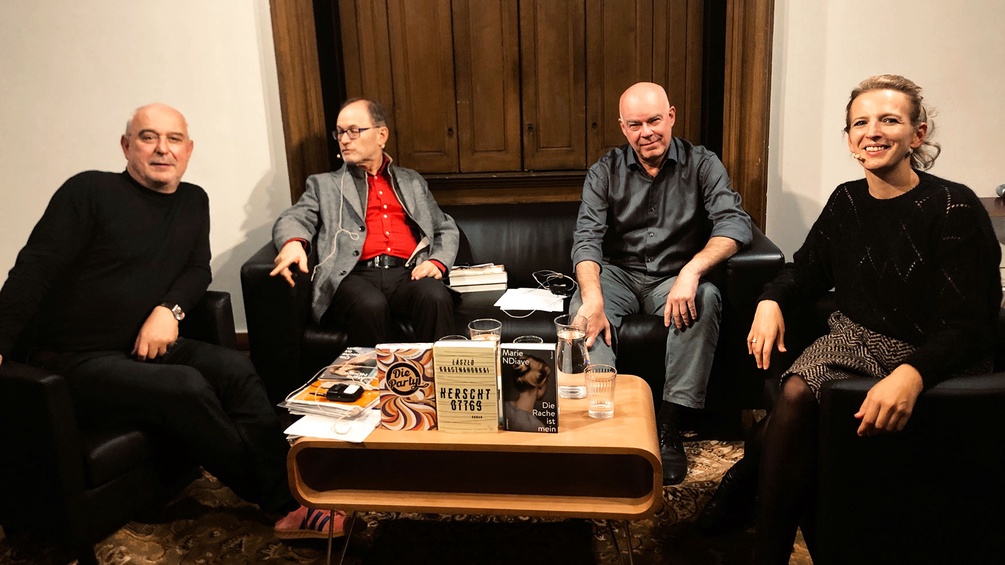 Leiter des Grazer Literaturhauses Klaus Kastberger mit der Kulturjournalistin Julia Zarbach und dem Literaturkritiker und Übersetzer Cornelius Hell