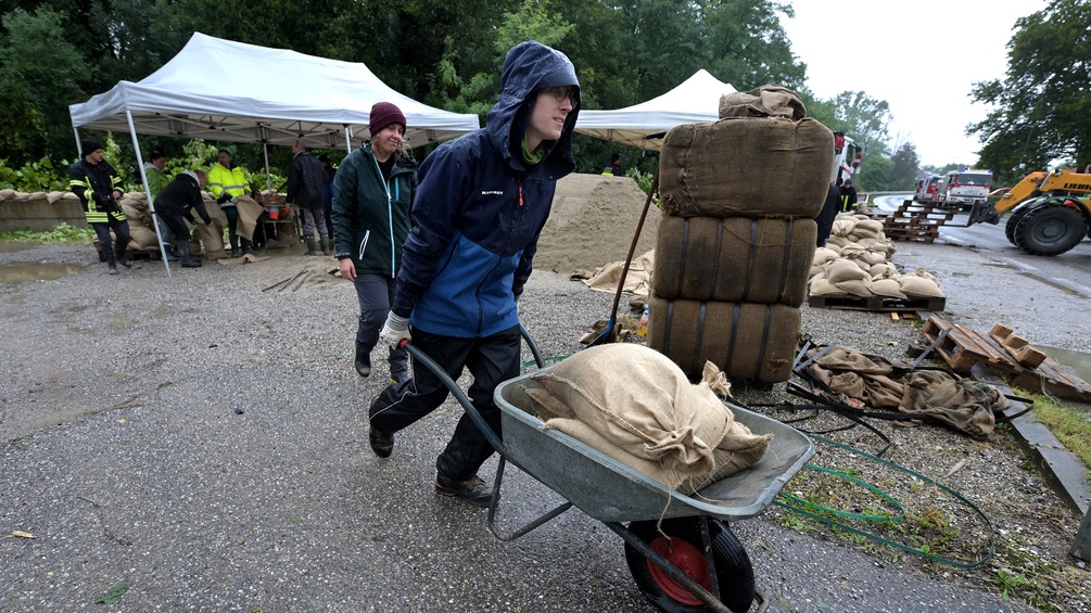 Vorbereiten von Sandsäcken, Hochwasser