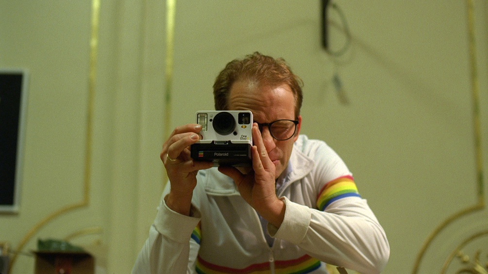 Mann mit Polaroidkamera