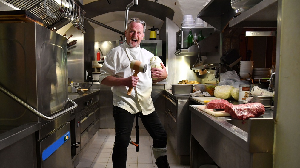 Jonathan Scheucher in seiner Küche.