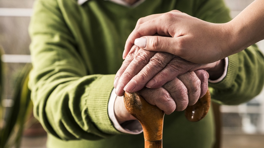 Junge Hand und alte Hände