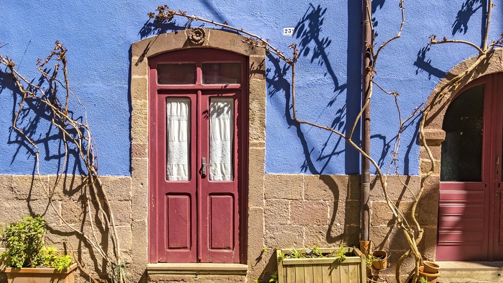 Rote Haustüre und blaue Hausfassade in Sardinien