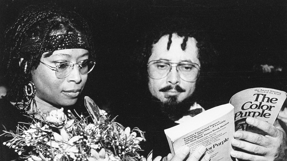 Alice Walker und Robert Allen mit dem Buch "The Color Purple", 1986