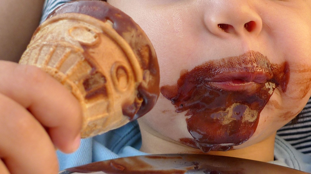 Kind isst Schokoladen-Eis