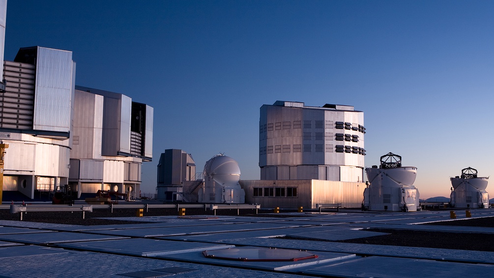Am Morgen schließen sich die Kuppeln der Teleskope des Very Large Telescope.