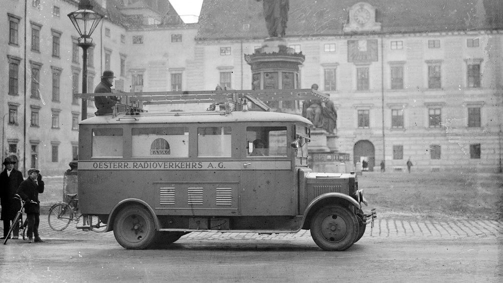 Übertragungswagen der RAVAG im inneren Burghof, 1931.