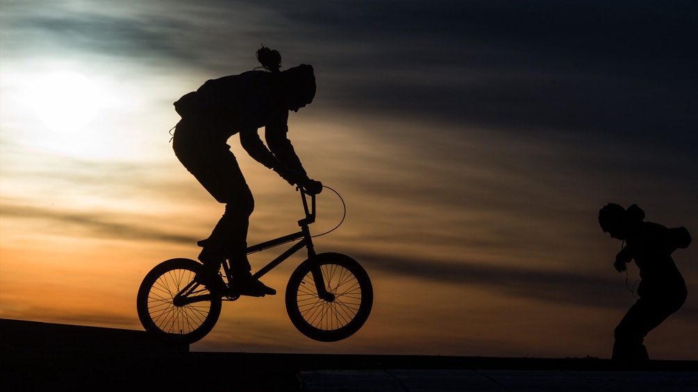 Freestyle-Radfahrer im Sonnenuntergang