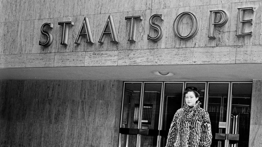 Die österreichische Opernsängerin Melitta Muszely vor der Staatsoper in Hamburg, Deutschland 1960er Jahre. 