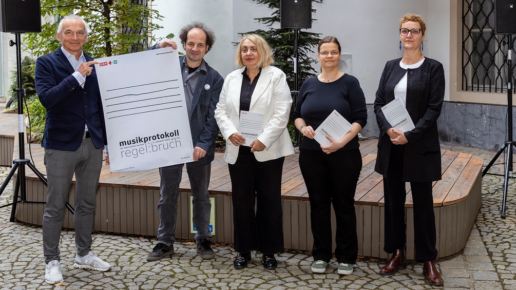 musikprotokoll 2025, Gruppenfoto: Gernot Rath (Kulturchef von ORF Steiermark), Fränk Zimmer (Kurator), Ekaterina Degot (Intendantin steirischer herbst), Susanna Niedermayr (Ö1 Redakteurin und Kuratorin) und Elke Tschaikner (Leiterin der Ö1 Musikabteilung)