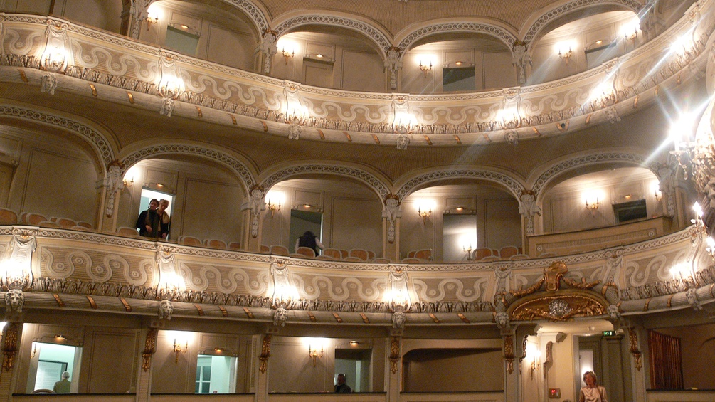 Ein Blick in den Zuschauerraum des Schlosstheater Schwetzingen.