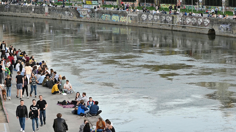 Menschen am Donaukanal in Wien