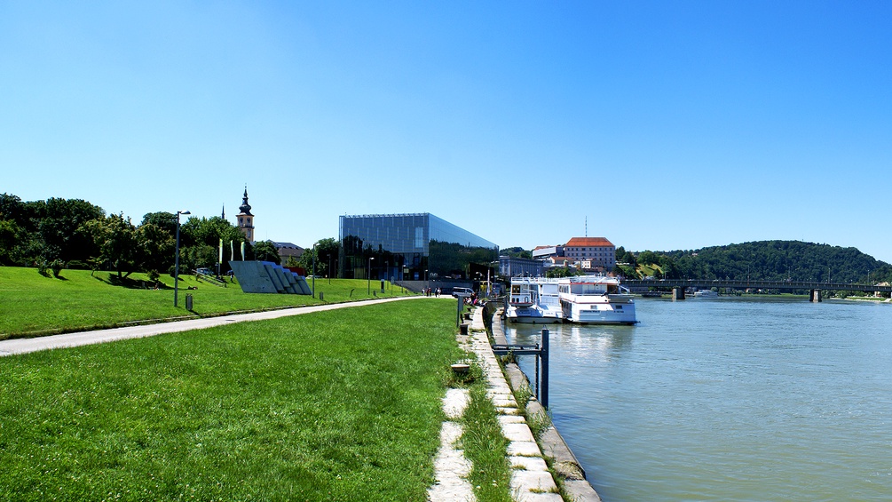 Donaupark mit Schiff auf der Donau