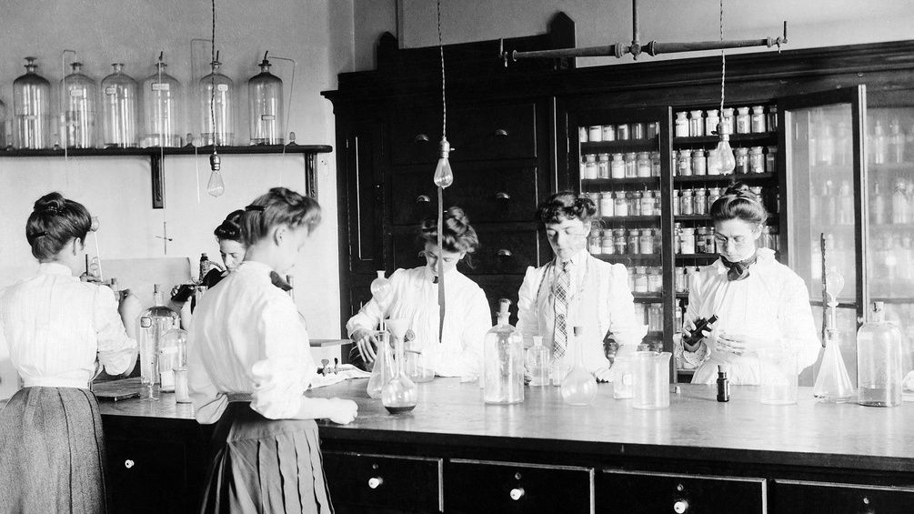 Studentinnen der Medizin im Labor, 1910