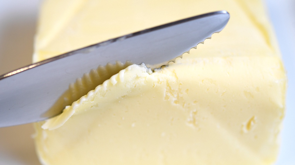 Messer schneidet in Butter