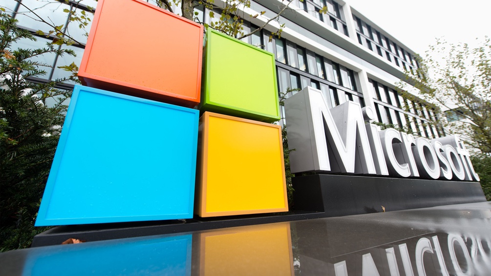 Microsoft Logo vor dem Firmensitz in Deutschland.