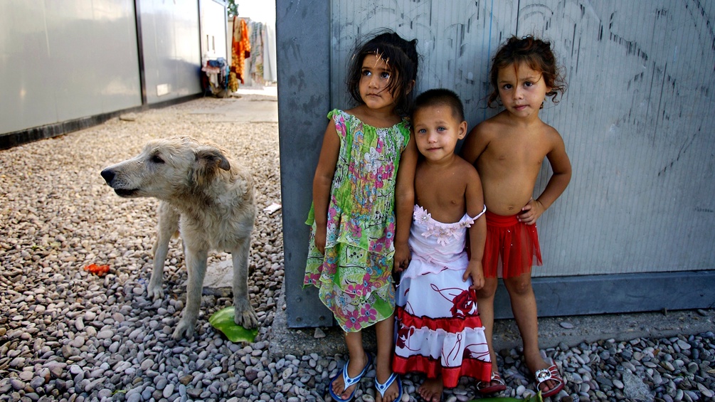 Kinder in einer Roma-Siedlung in Italien