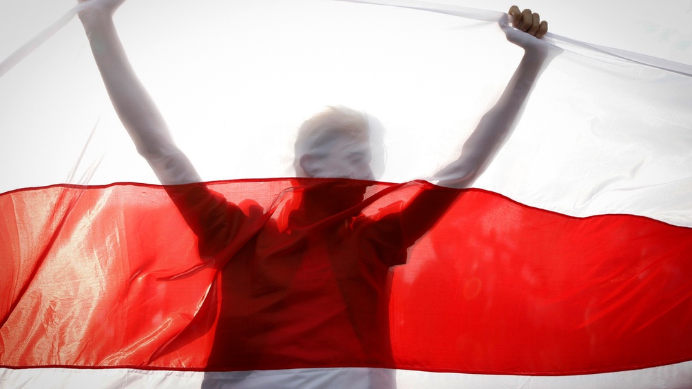 Mann hält Weißrussland-Fahne