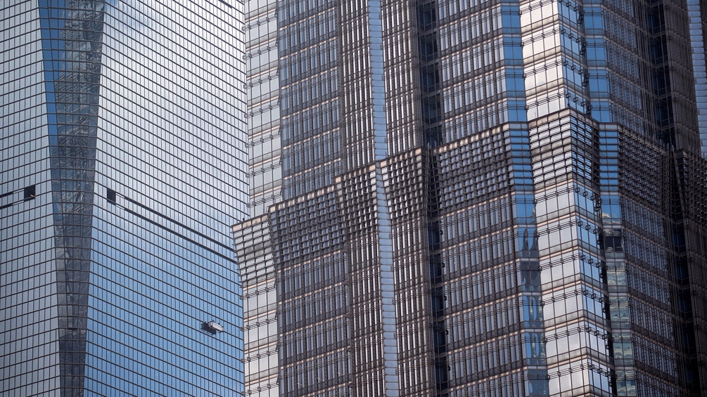 Fensterputzer am Shanghai World Financial Center (links), Jin Mao Tower (rechts) 