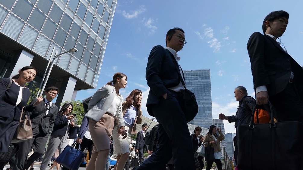 Menschen überqueren eine Straße in Japan, Businessbekleidung