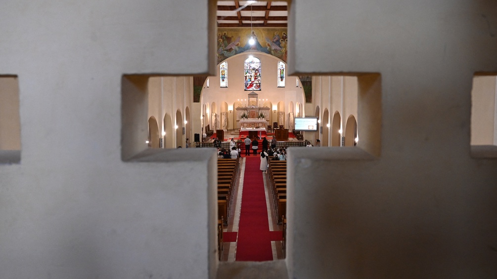 Blick durch ein Kreuz in eine ungarische Kirche