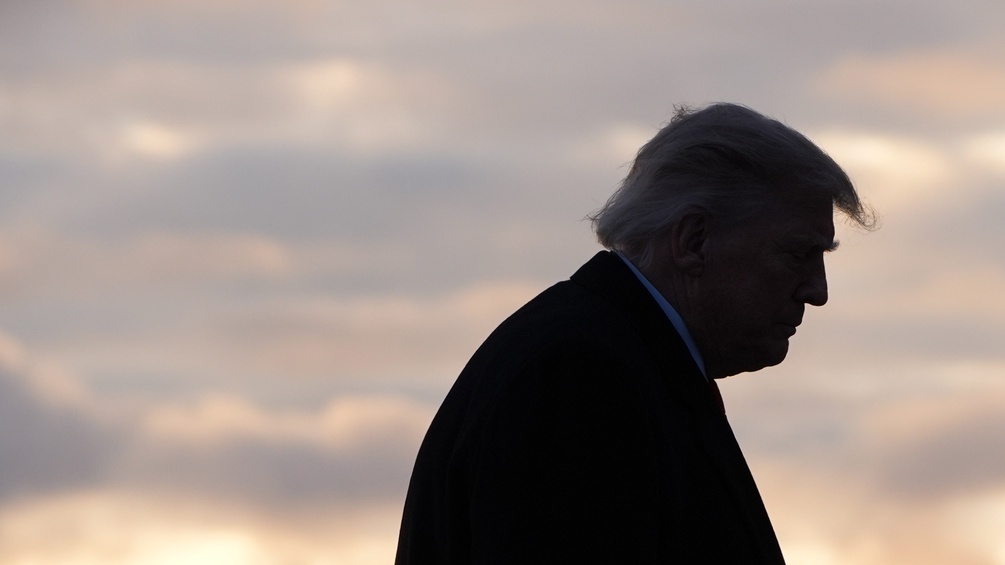 Trump-Silhouette im Gegenlicht