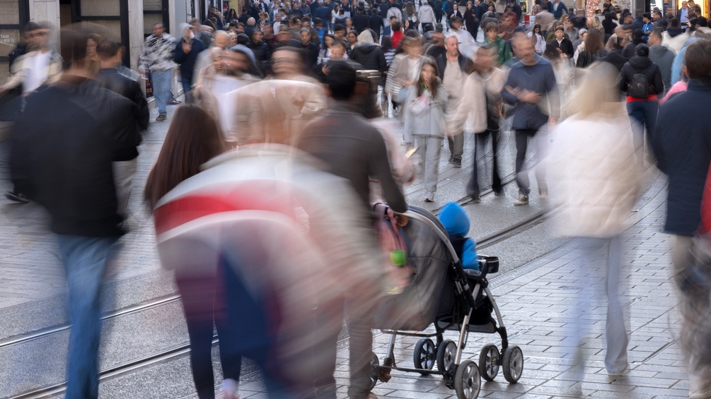 Passanten in einer Fußgängerzone