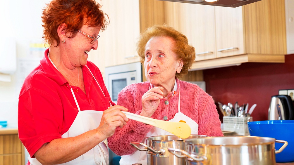 Zwei ältere Damen kochen etwas zusammen