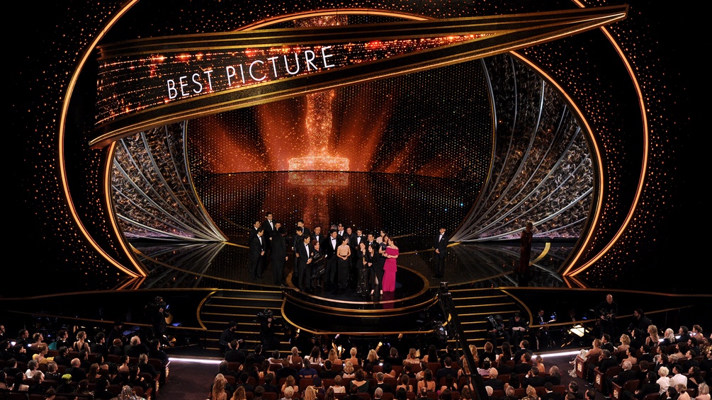 ASSOCIATED PRESS Oscarbühne mit dem Team von "Parasite"