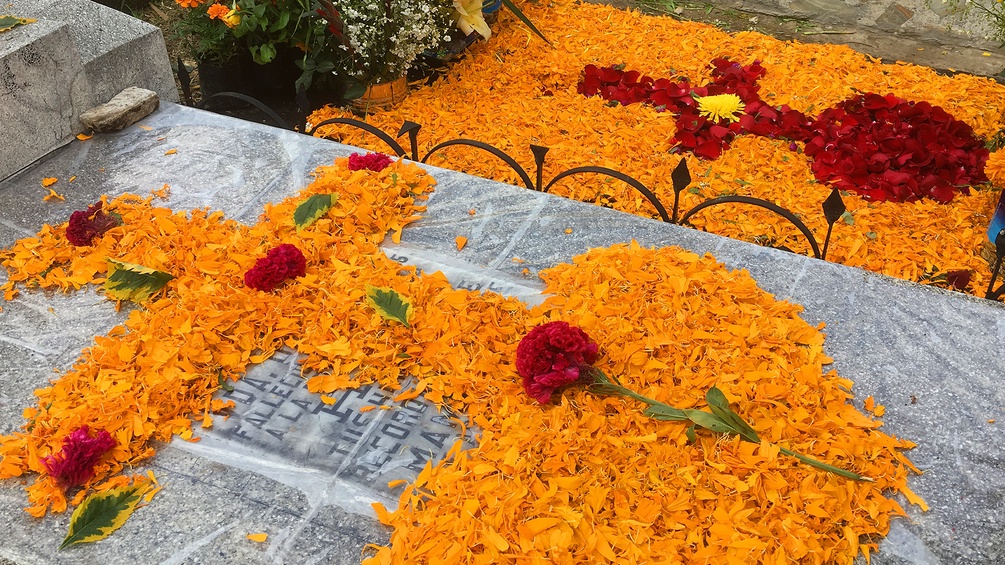 Blumenschmuck auf einem Grab