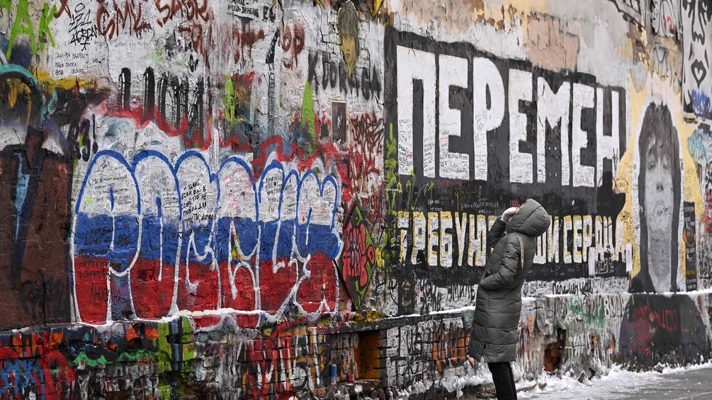 PICTUREDESK.COM/AFP/NATALIA KOLESNIKOVA Eine Frau betrachtet eine Gedenkwand für Wiktor Zoi