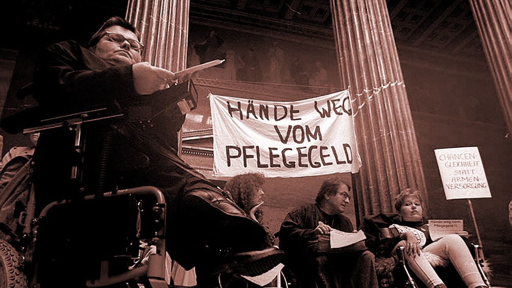 Vertreter von Behindertenorganisationen, unter ihnen die Grüne Behindertensprecherin Theresia Haidlmayr, besetzten die Säulenhalle des Parlaments in Wien, 1995.
