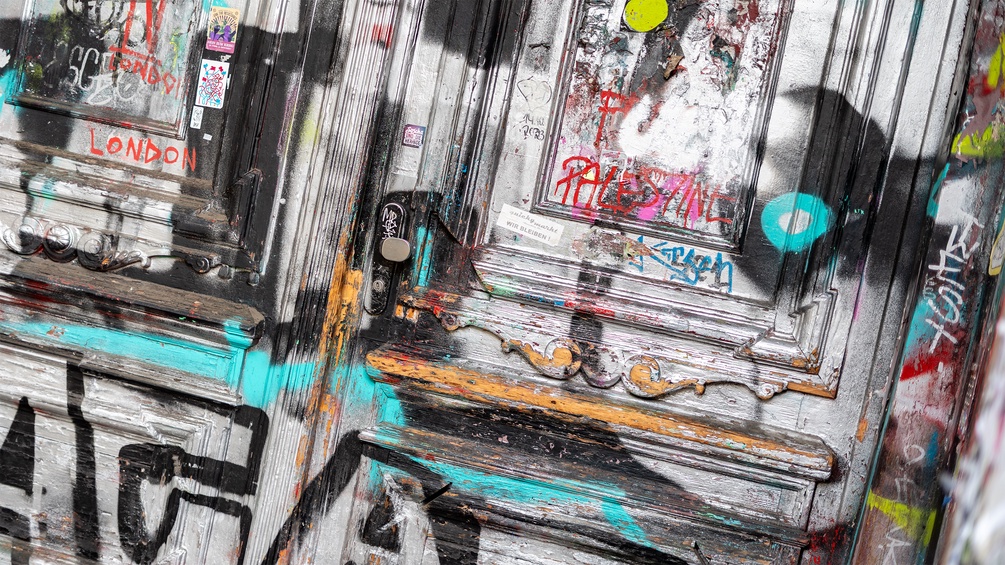 Graffiti an Berliner Haustüre