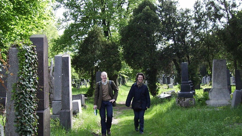 Marie-Theres Arnbom und Georg Gaugusch am Zentralfiedhof