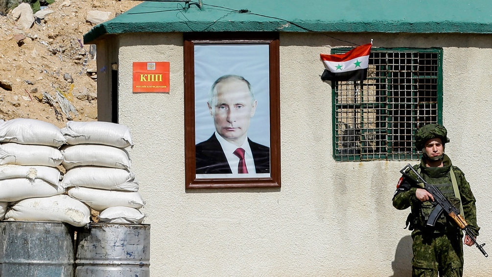 Kontrollposten mit Soldat und Putinplakat