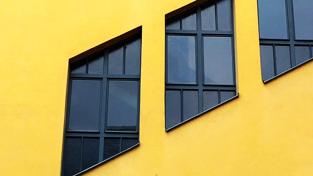 Fensterreihe, gelbe Fassade