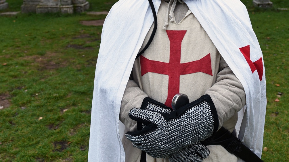 Teilnehmer einer historischen Inszenierung, verkleidet als Templer Ritter