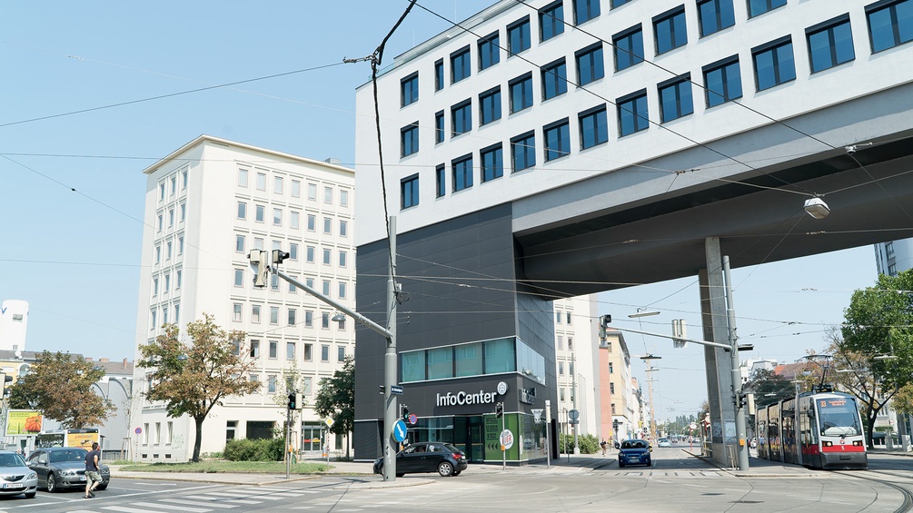 Technikum Wien, dahinter das Globusverlagsgebäude