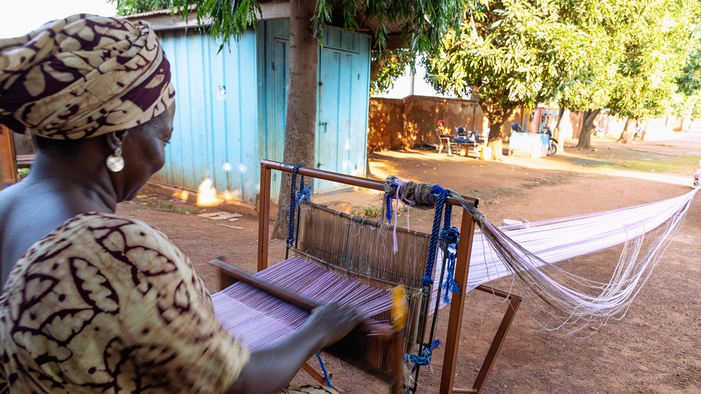Webende Frau in Ghana