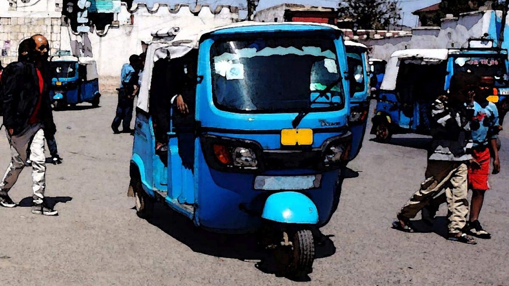 Tuktuk auf einer Marktstraße in Afrika, Coverausschnitt