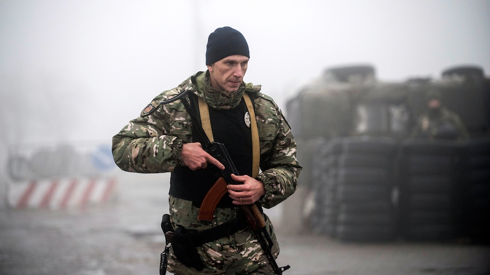 Russischer Soldat an einem Checkpoint 