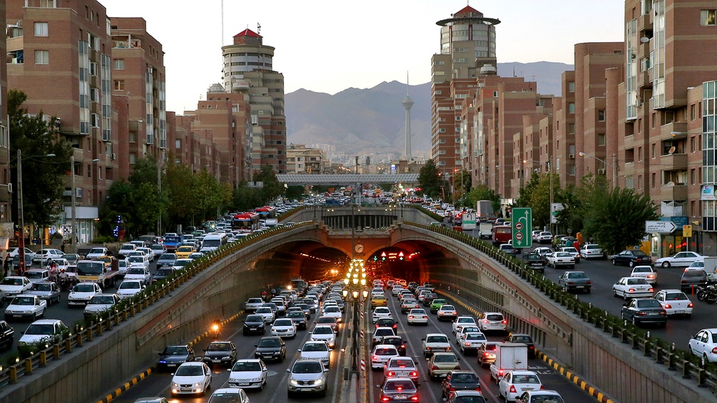 Frau zieht sich aus in Tehran