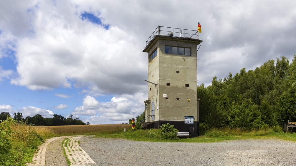 PICTUREDESK.COM/IMAGEBROKER/MAX GAERTNER Grünes Band Europas in Deutschland, ehemaliger Grenzturm