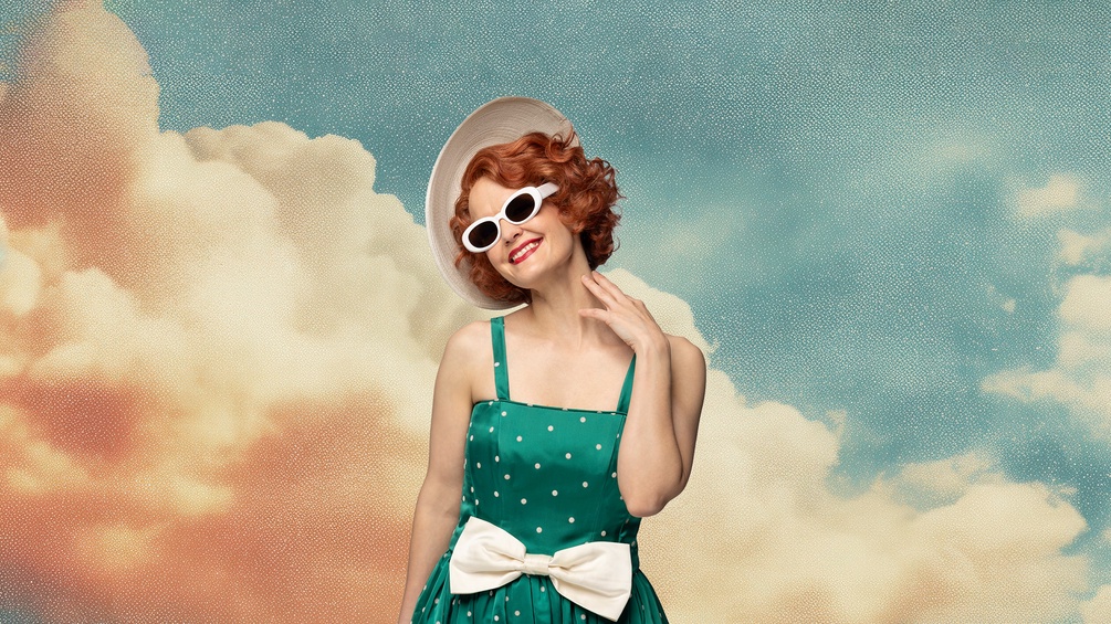 Fotomontage einer Frau im Sixties-Outfit vor künstlichen Wolken