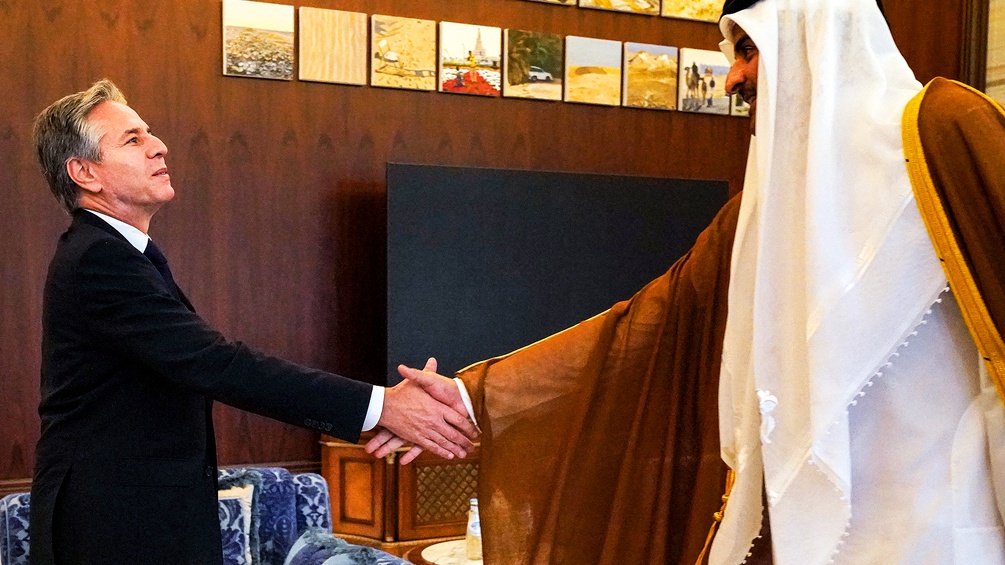Katars Emir Scheich Tamim bin Hamad al-Thani schüttelt dem amerikanischen Außenminister Antony Blinken die Hand 