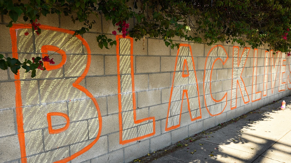 "Black lives"-Schriftzug auf einer Mauer