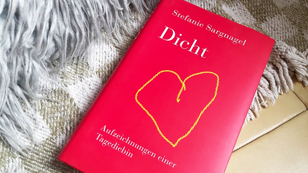 Stefanie Sargnagels Roman 'Dicht' liegt auf einer Decke.