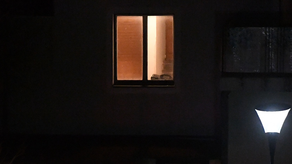Hausfassade, Fenter und Laterne in der Nacht